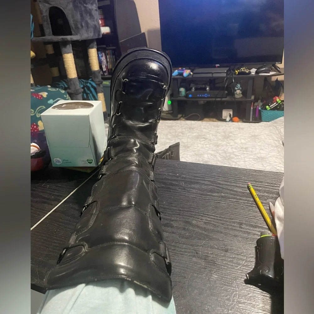 Hot topic size 11 vintage mall goth platform
Boots - Picture 5 of 15